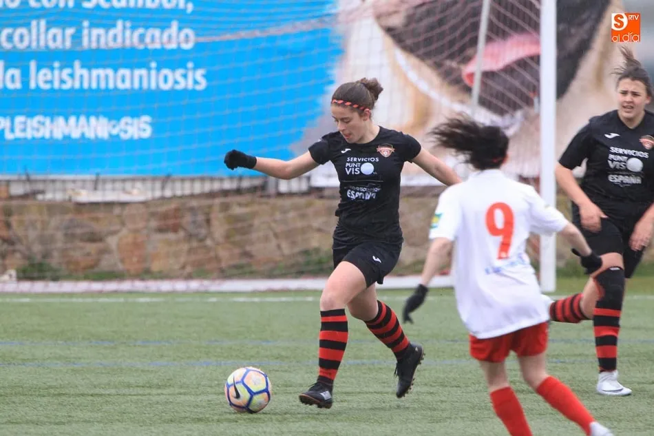 Foto 4 - El Santa Marta se lleva el derbi de la Segunda Femenina y se mantiene como l&iacute;der invicto de la...