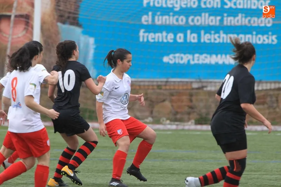 Foto 2 - El Santa Marta se lleva el derbi de la Segunda Femenina y se mantiene como l&iacute;der invicto de la...