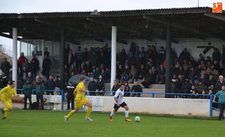Foto 6 - El Ciudad Rodrigo rescata un punto con 10 en un enrevesado partido pero deja escapar una gran...