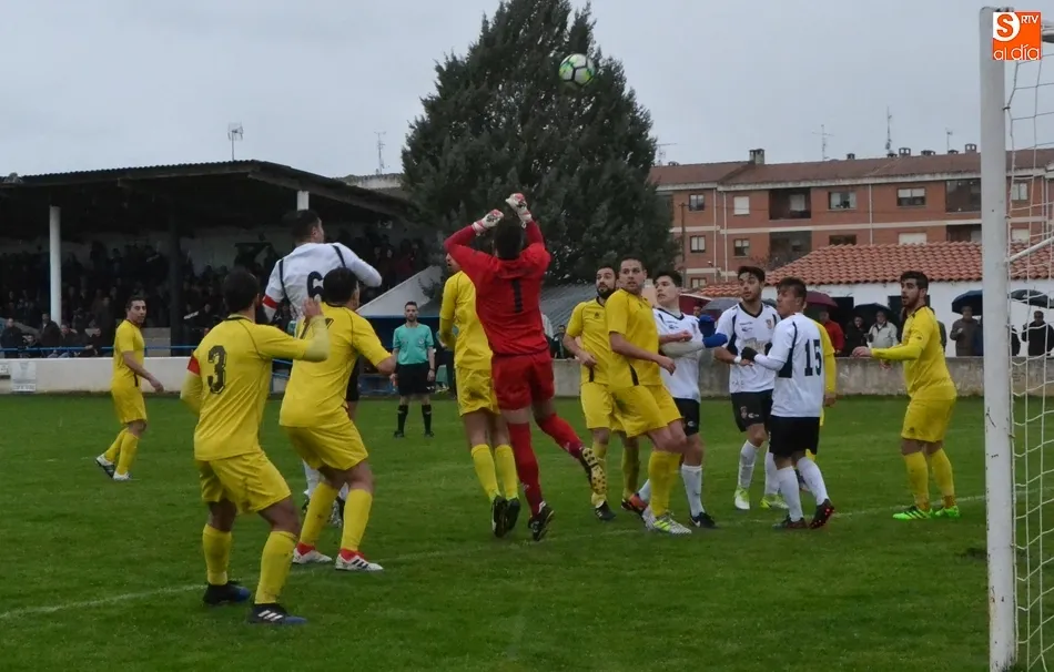 Foto 7 - El Ciudad Rodrigo rescata un punto con 10 en un enrevesado partido pero deja escapar una gran...