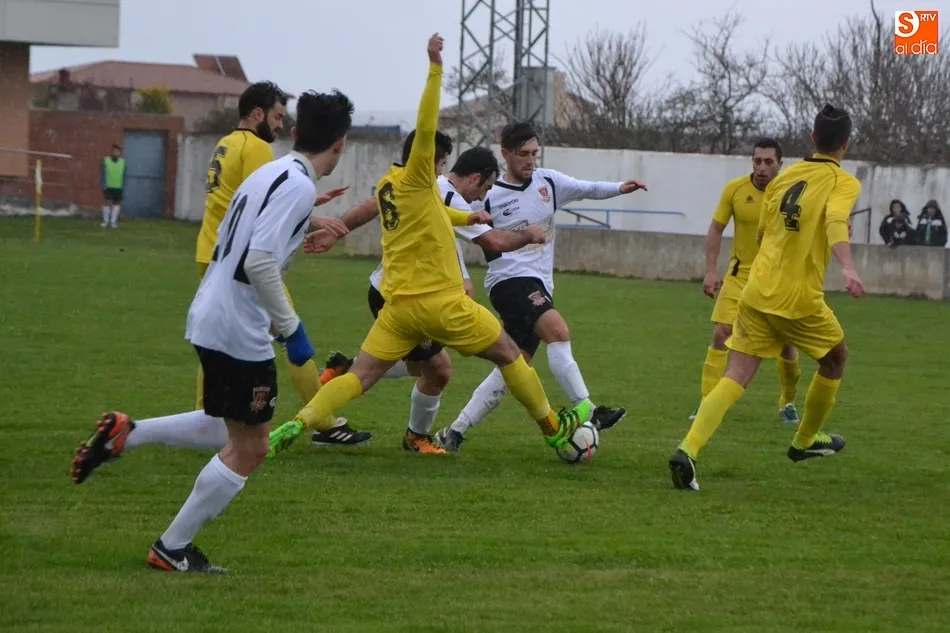 Foto 4 - El Ciudad Rodrigo rescata un punto con 10 en un enrevesado partido pero deja escapar una gran...