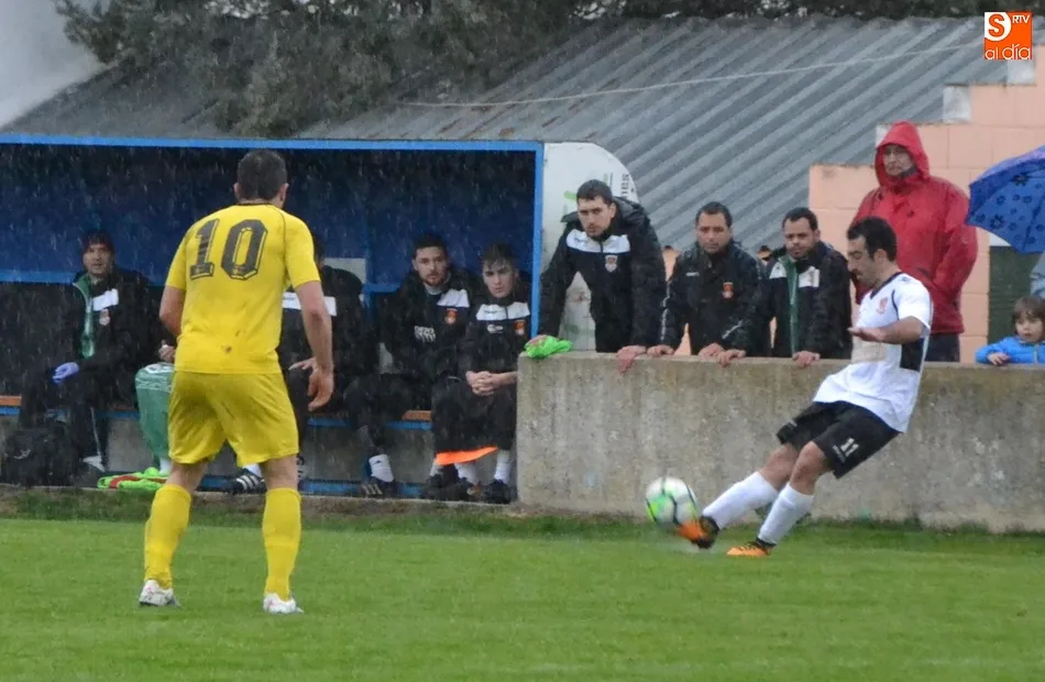 Foto 5 - El Ciudad Rodrigo rescata un punto con 10 en un enrevesado partido pero deja escapar una gran...
