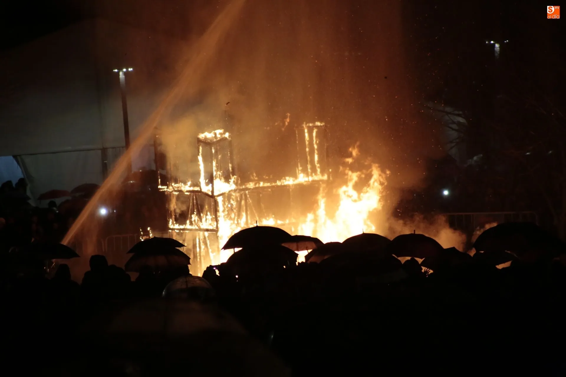 La Falla salmantina en proceso de la cremá / Foto: Alejandro López