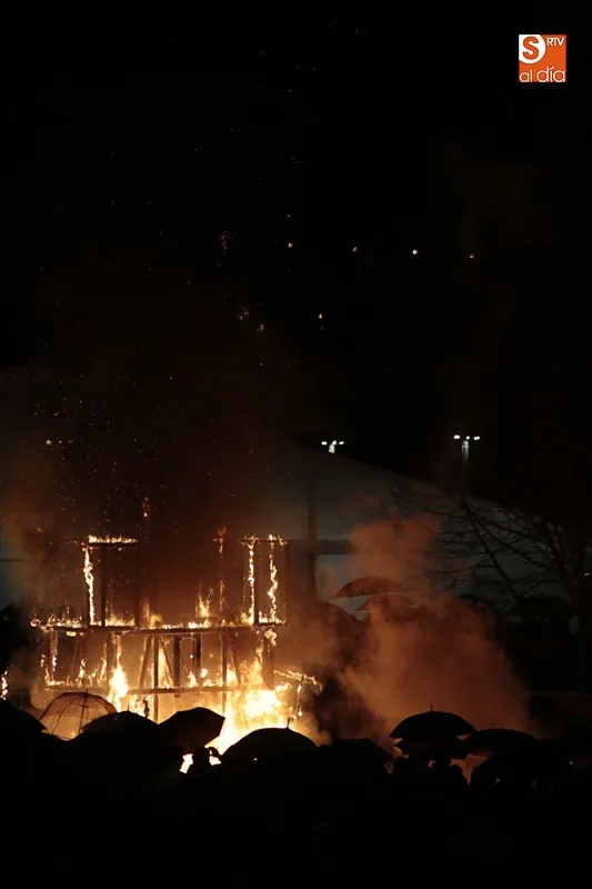 Foto 9 - El fuego fallero da el remate final a un fin de semana rico en tradici&oacute;n valenciana  