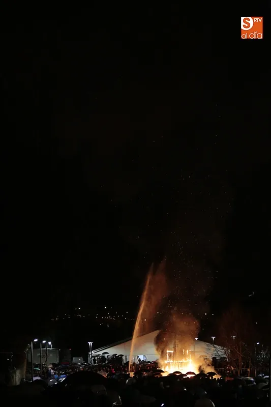 Foto 8 - El fuego fallero da el remate final a un fin de semana rico en tradici&oacute;n valenciana  