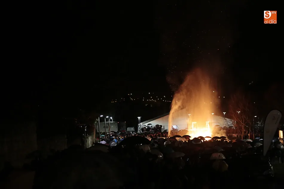 Foto 7 - El fuego fallero da el remate final a un fin de semana rico en tradici&oacute;n valenciana  