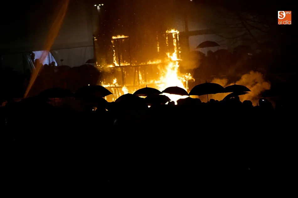 Foto 6 - El fuego fallero da el remate final a un fin de semana rico en tradici&oacute;n valenciana  
