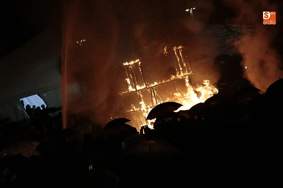 Foto 5 - El fuego fallero da el remate final a un fin de semana rico en tradici&oacute;n valenciana  