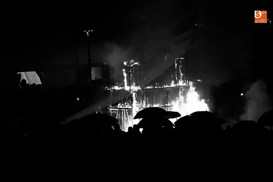 Foto 4 - El fuego fallero da el remate final a un fin de semana rico en tradici&oacute;n valenciana  