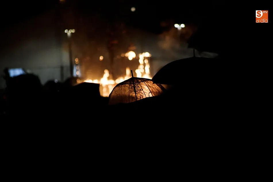 Foto 3 - El fuego fallero da el remate final a un fin de semana rico en tradici&oacute;n valenciana  