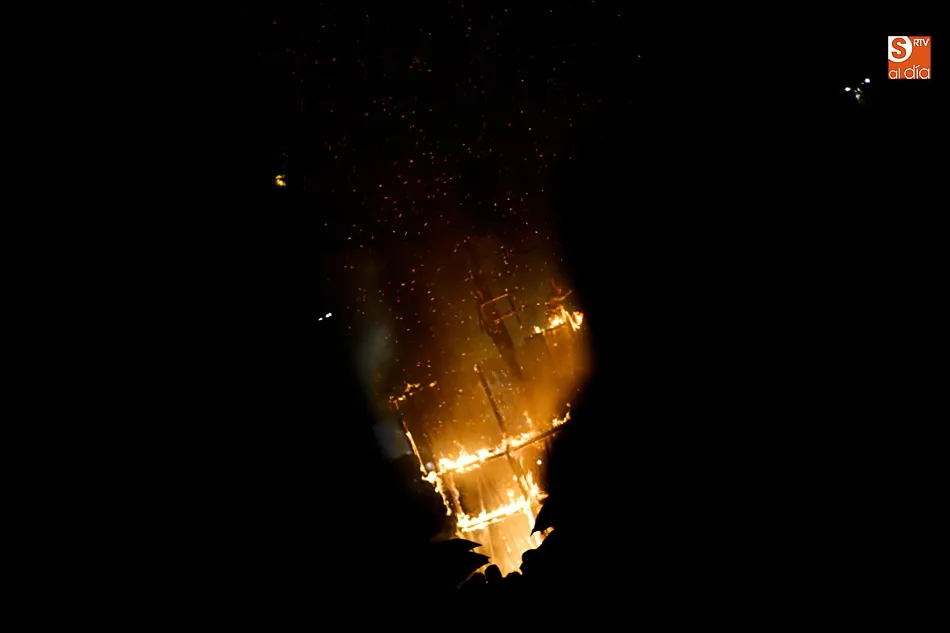 Foto 2 - El fuego fallero da el remate final a un fin de semana rico en tradici&oacute;n valenciana  