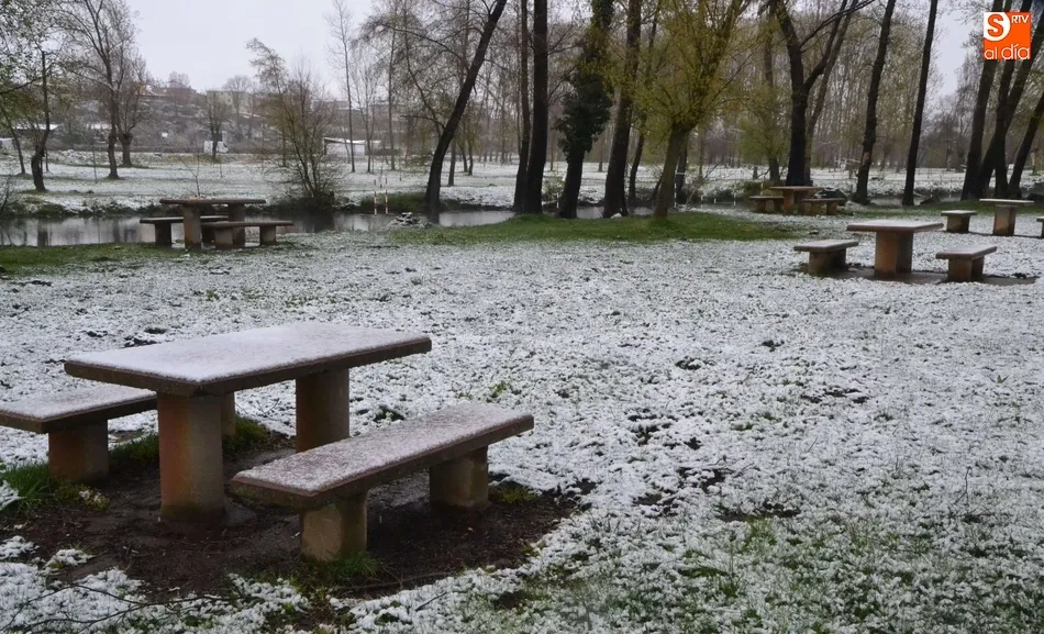 Un nuevo manto blanco cubre Miróbriga en el amanecer del Lunes de Aguas  