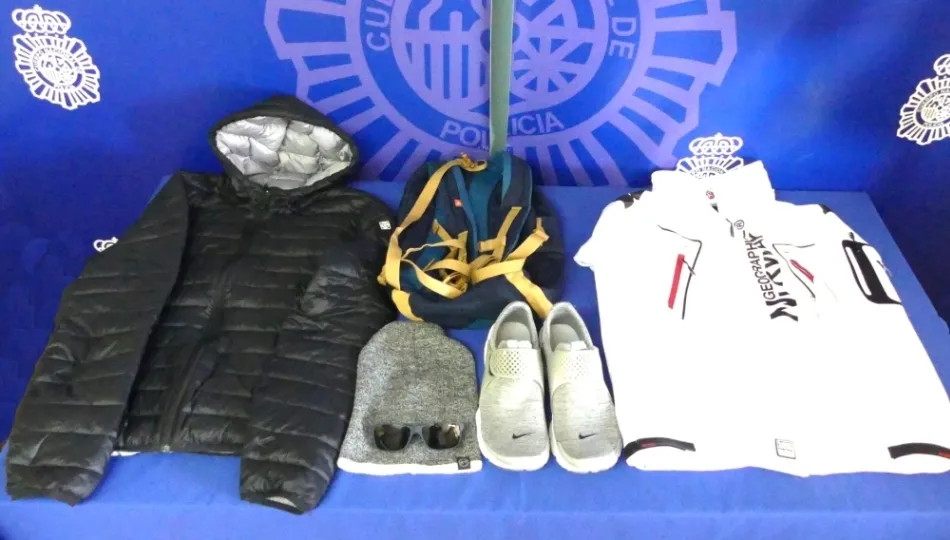 Ropa que usaba el detenido para actuar en los cajeros