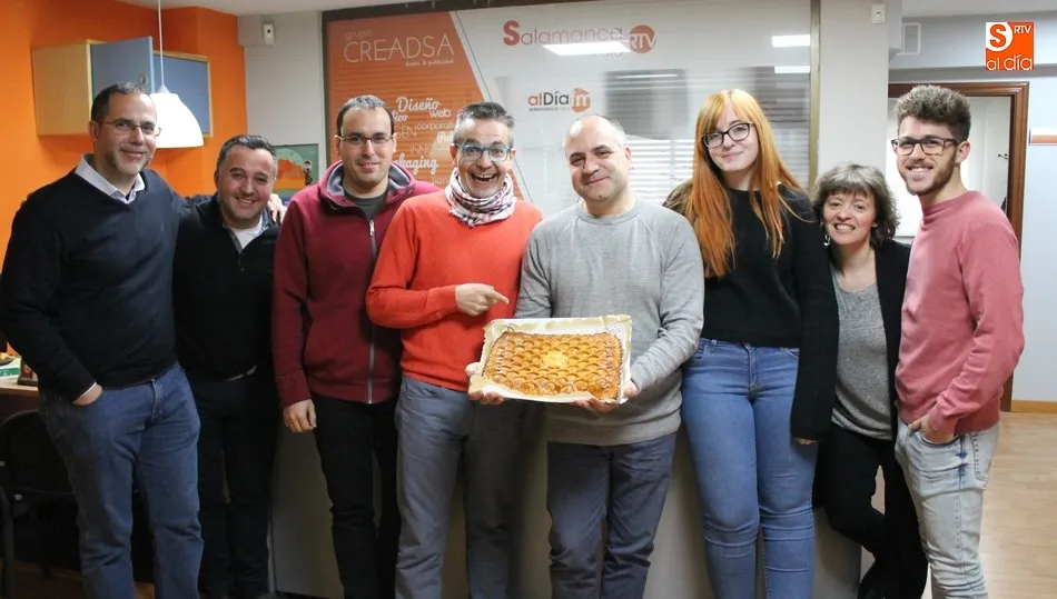 Los equipos de SALAMANCArtv AL DÍA y Creada dieron cuenta del rico hornazo de Confiterías Gil