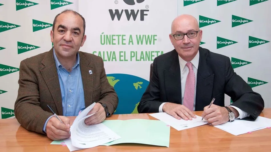 e izquierda a derecha, el secretario general de WWF, Juan Carlos del Olmo, y el consejero delegado de ECI, Jesús Nuño de la Rosa