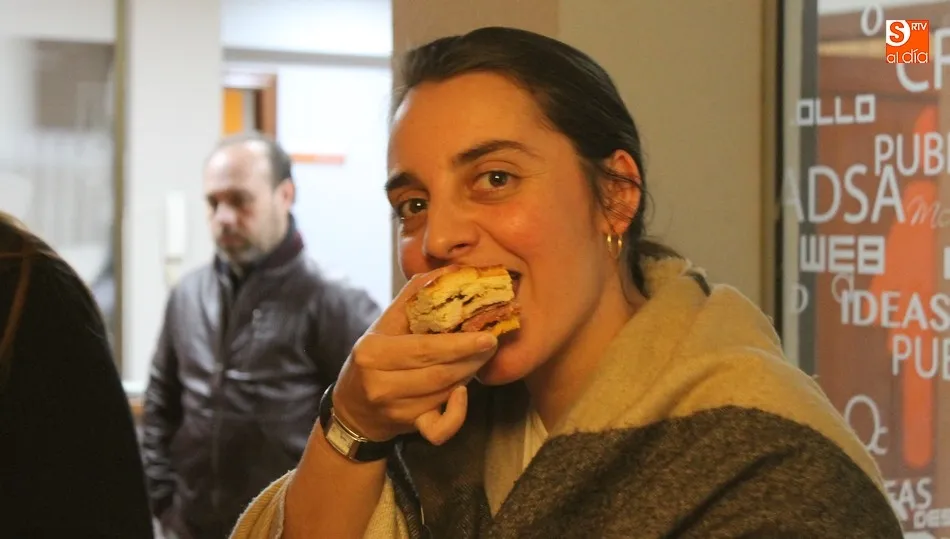 Verçónica, diseñadora gráfica de SALAMANCArtv AL DÍA, da buena cuenta del hornazo de La Casa del Pan II