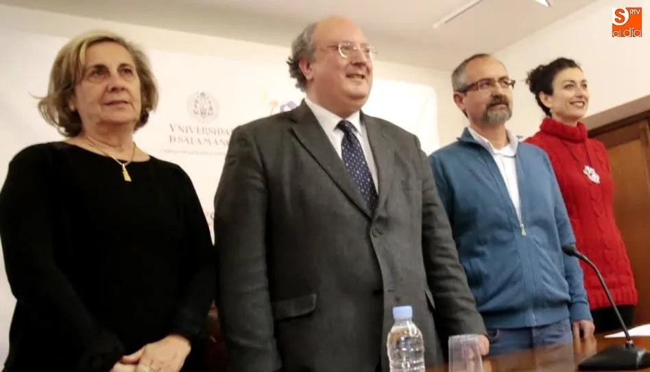 El vicerrector de Política Académica y Participación Social, Enrique Cabero, segundo por la izquierda, en la presentación de este ciclo escénico