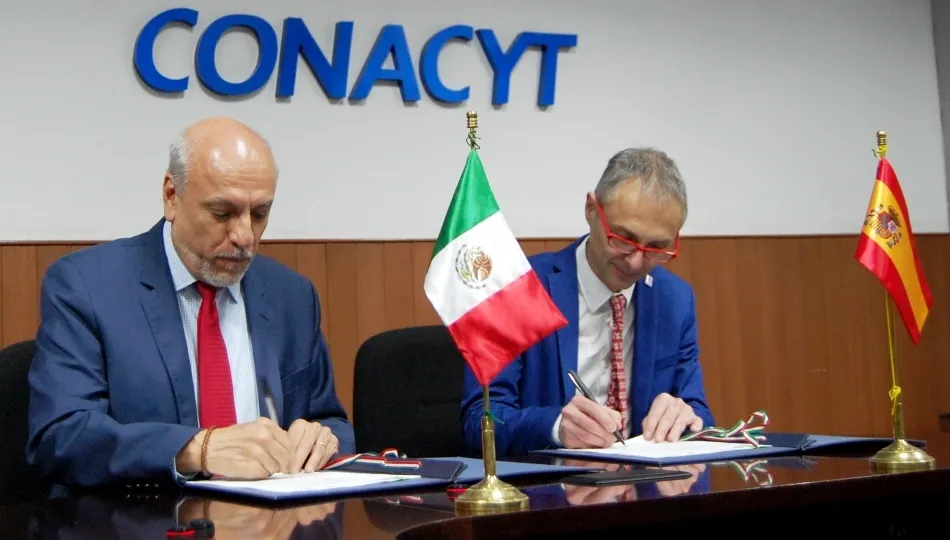El rector del Estudio salmantino firmó un acuerdo con el director general del Consejo Nacional de Ciencia y Tecnología (CONACYT), Enrique Cabrero