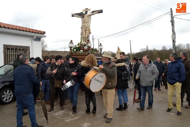 Foto 8 - Nada puede con el tradicional paso de los Quintos de Alaraz por el r&iacute;o Gamo