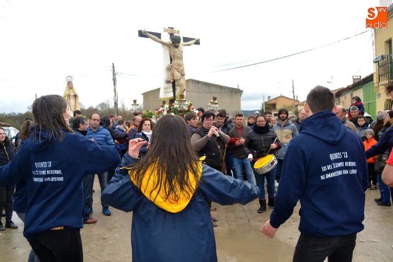 Foto 7 - Nada puede con el tradicional paso de los Quintos de Alaraz por el r&iacute;o Gamo
