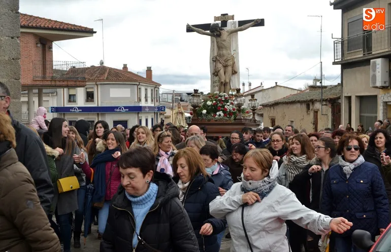 Foto 6 - Nada puede con el tradicional paso de los Quintos de Alaraz por el r&iacute;o Gamo