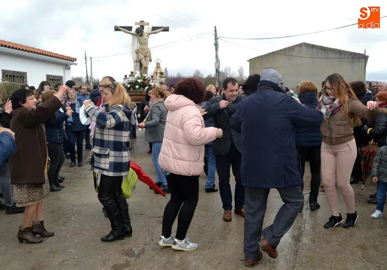 Foto 5 - Nada puede con el tradicional paso de los Quintos de Alaraz por el r&iacute;o Gamo