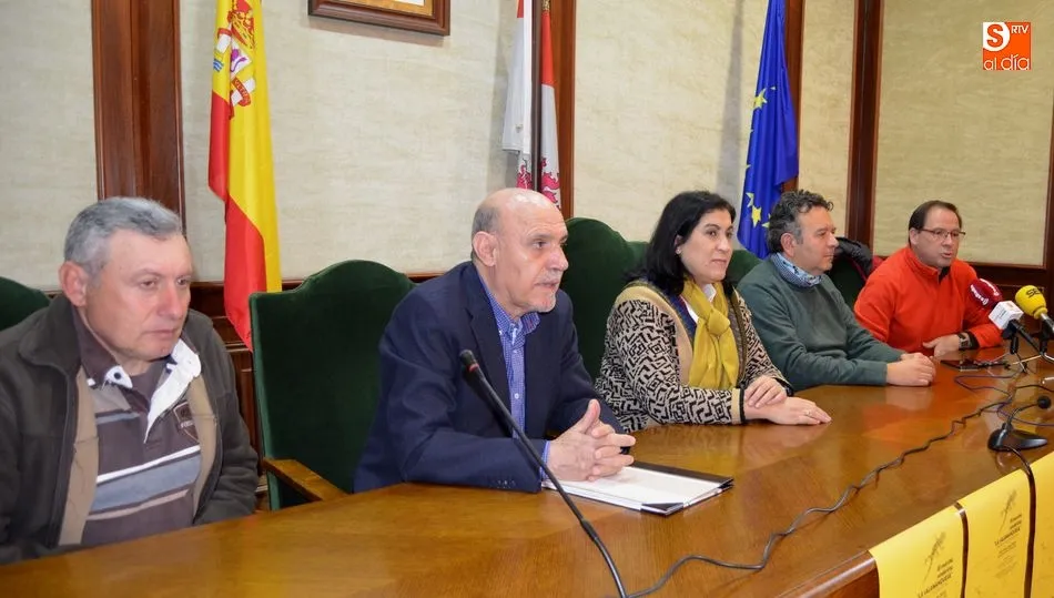Presentación de la marcha de senderismo el director del Museo Judío, Antonio Avilés, los concejales de Museos y Deportes, Raquel González y Raúl Hernández y representantes de los gurpos de montaña