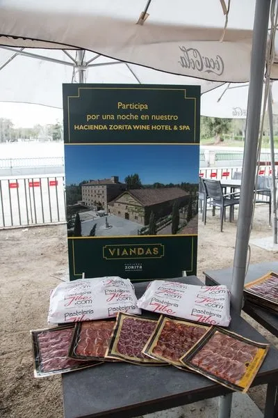Foto 4 - El&nbsp;Lunes de Aguas madrile&ntilde;o conquista el Retiro con cientos de salmantinos  