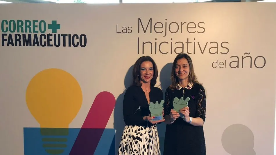 Raquel Martínez y Esperanza Vázquezcon el premio Mejor Iniciativa de la Farmacia 2017