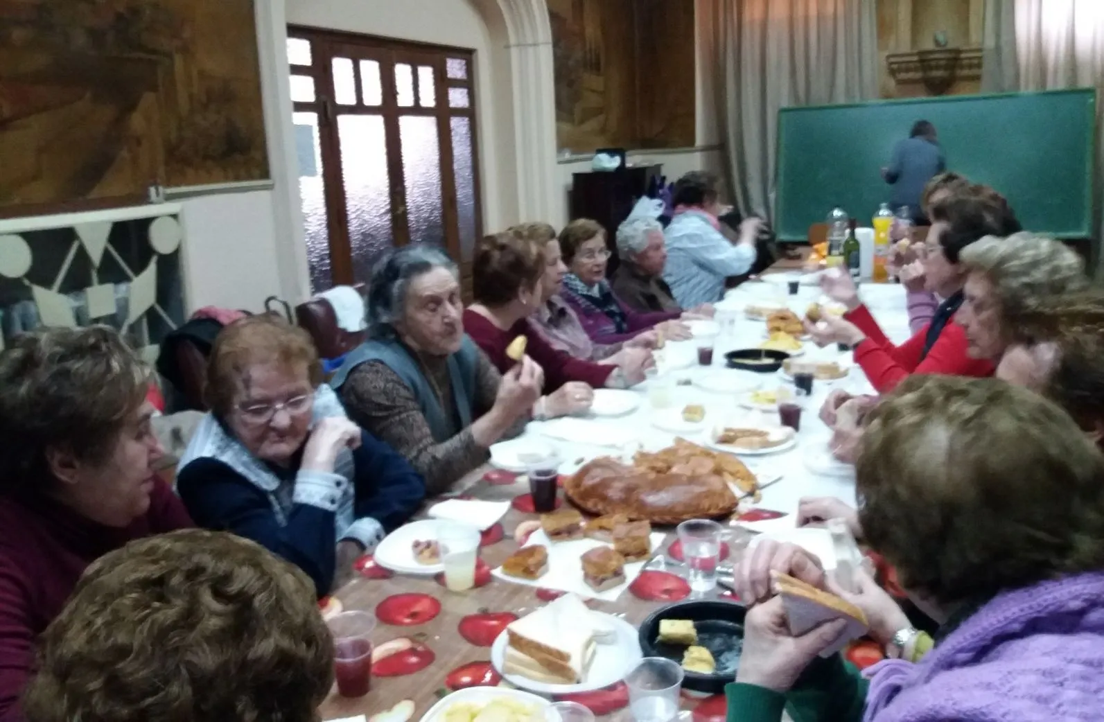 Foto 2 - Las integrantes del taller de manualidades del CSA Aldea comen juntas el hornazo  