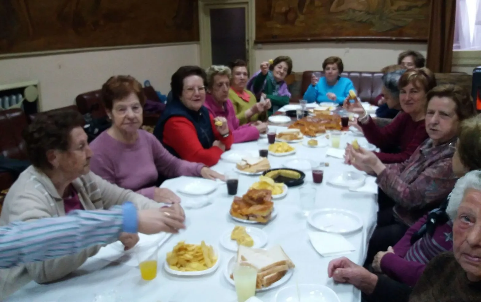 Las integrantes del taller de manualidades del CSA Aldea comen juntas el hornazo  