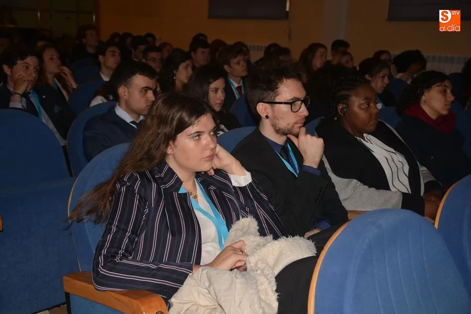 Foto 11 - Alumnos de la USAL debaten temas internacionales simulando a las Naciones Unidas