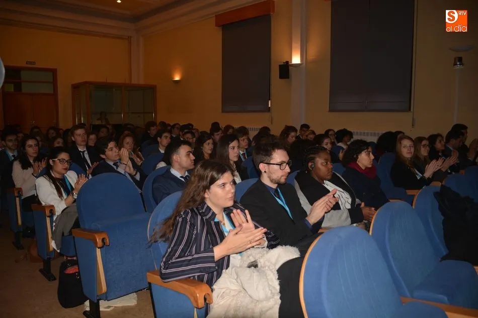Foto 10 - Alumnos de la USAL debaten temas internacionales simulando a las Naciones Unidas