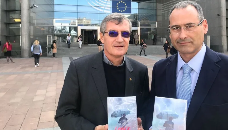 El misionero salesiano Jorge Crisafulli y el periodista salmantino Alberto López, junto al Parlamento Europeo en Bruselas para presentar este documental que se verá en Salamanca