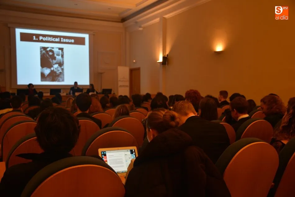 Foto 7 - Alumnos de la USAL debaten temas internacionales simulando a las Naciones Unidas