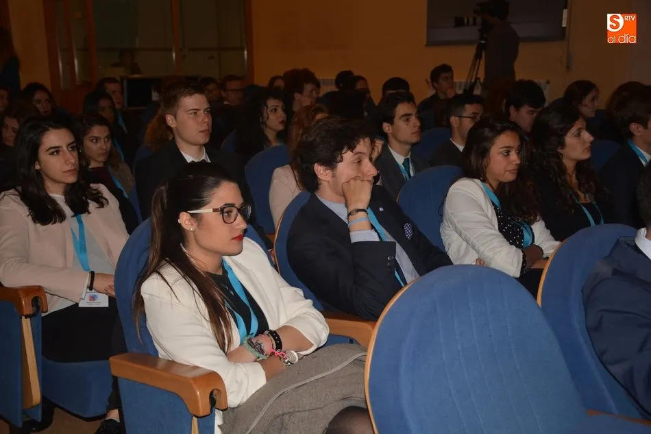 Foto 4 - Alumnos de la USAL debaten temas internacionales simulando a las Naciones Unidas