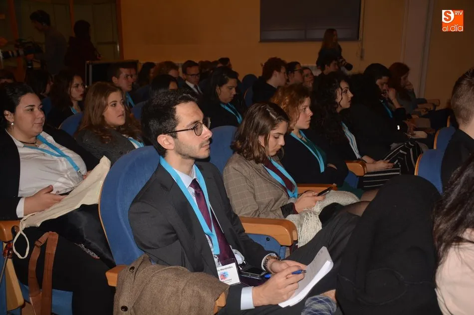 Foto 3 - Alumnos de la USAL debaten temas internacionales simulando a las Naciones Unidas