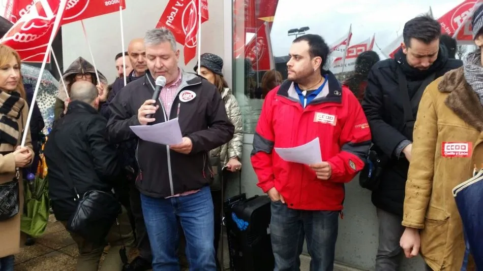 Foto 2 - Mirobrigenses asisten a la manifestaci&oacute;n de las plantillas de atenci&oacute;n a personas con...