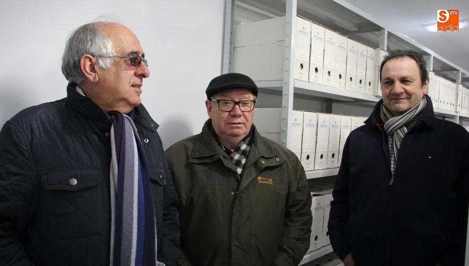 El alcalde, Germán Vicente; y los concejales, Pepe Cordobés y Antonio Vicente, comprobaban el estado del nuevo archivo / MARIBEL SÁNCHEZ