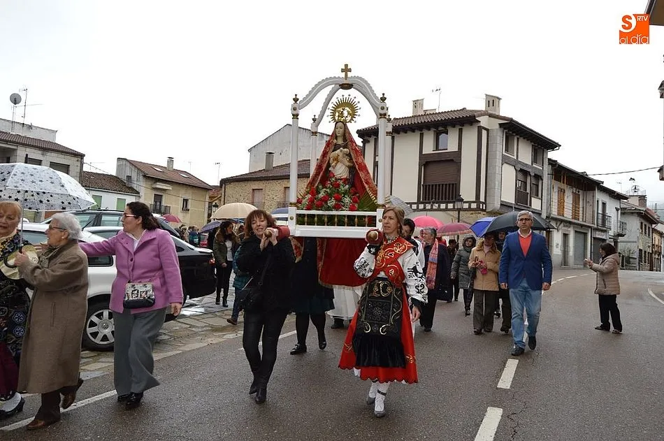 La procesión con la imagen de la Virgen del Buen Suceso se limitó a los alrededores de la iglesia de Linares de Riofrío