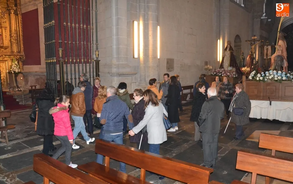 Ajetreo de visitantes en la Catedral en la tarde del Jueves Santo