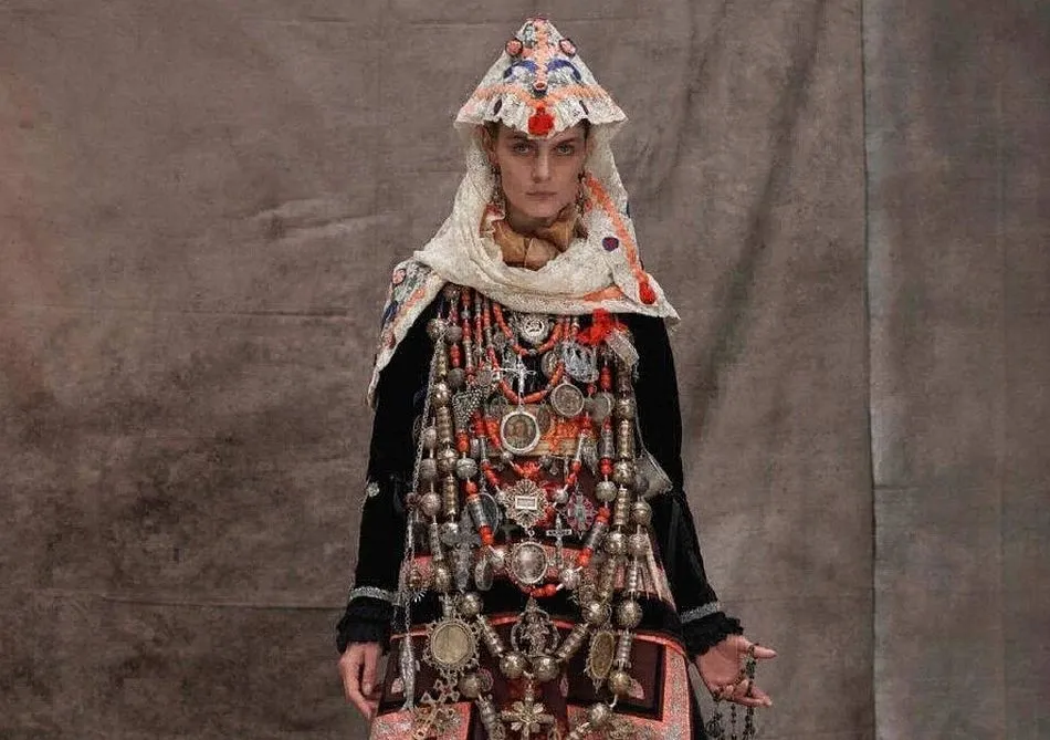 La modelo Marina Pérez vistiendo el Traje de Vistas en el reportaje Patrimonio Nacional. Foto: Nico Bustos/Vogue España