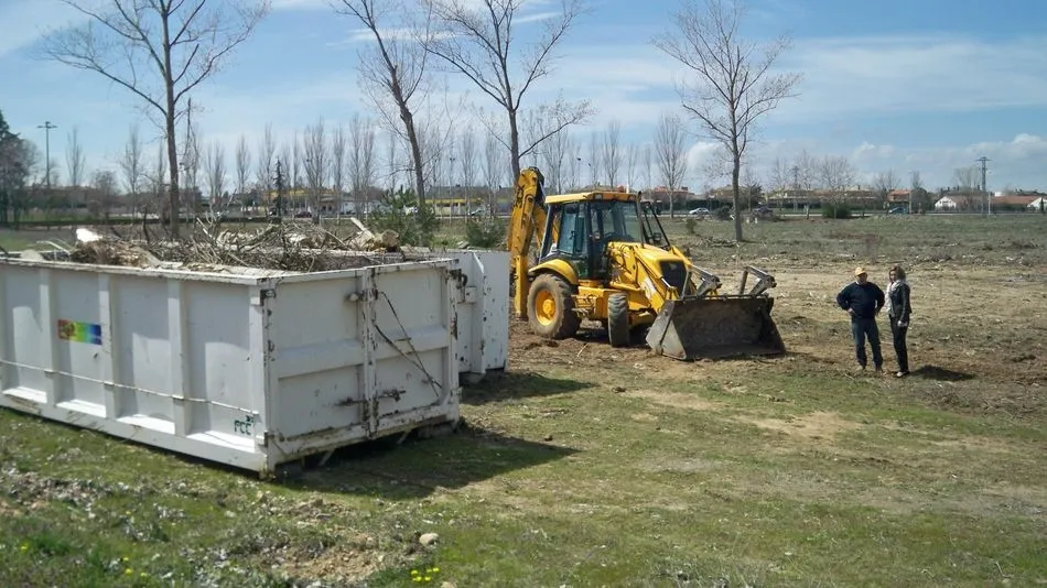 La concejala Marta Labrador visita los trabajos de limpieza del solar municipal de Valdelagua