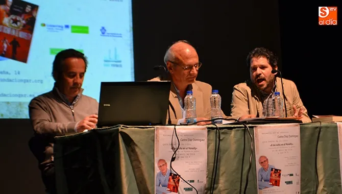 Andrés Santos Barba y Jesús Plaza, moderaban el coloquio junto al escritor Carlos Díaz