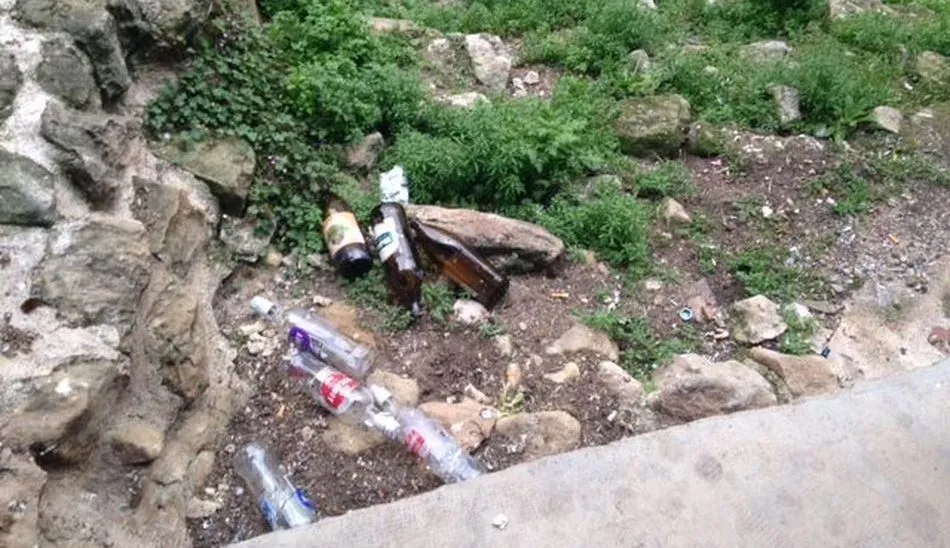 Suciedad en el entorno de la Cueva de Salamanca