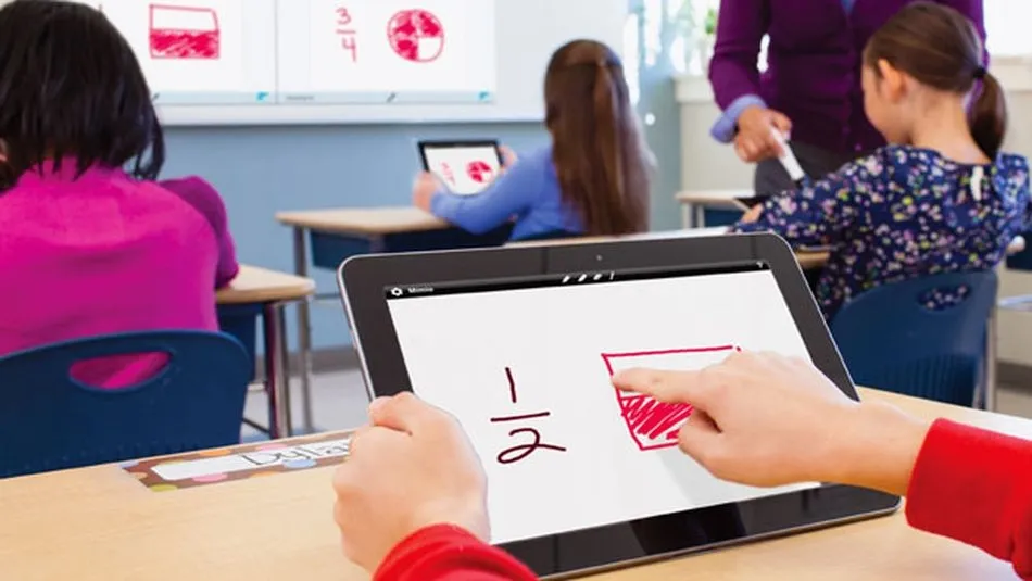 Esta iniciativa permite ampliar el concepto de aula extendiendo las tareas educativas más allá de su espacio físico y horario tradicionales