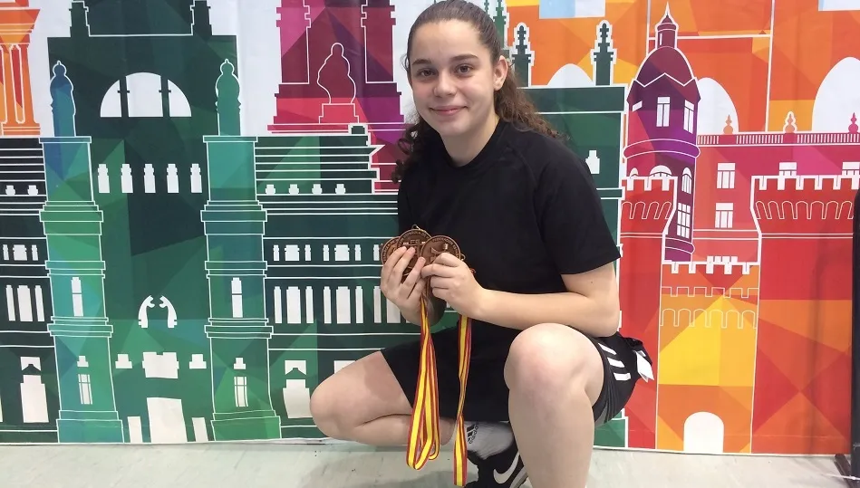 Iria Tardáguila posa con las medallas logradas.