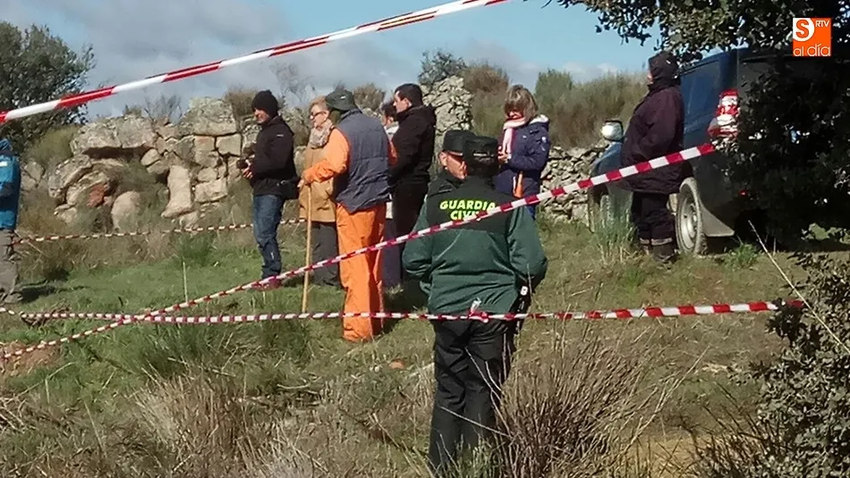 En torno a 30 personas se concentraban en las inmediaciones de la presa para mostrar su disconformidad con el derribo / MARIBEL SÁNCHEZ