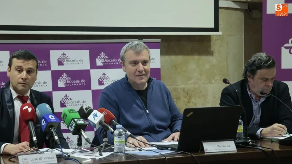 José María Vicente, Tomás Gil y Adolfo Domínguez han explicado la aportación de la Diócesis a la muestra. Foto: Alejandro López
