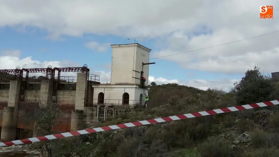 Foto 3 - Un grupo de vecinos trata de impedir el derribo de la presa de Yecla de Yeltes  